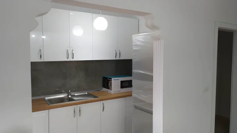 Tirane, jepet me qera apartament 1+1 Kati 3, 60 m² 500 € (Oxhaku)