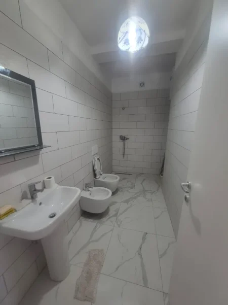 Tirane, jepet me qera apartament 1+1 Kati 8, 400 € (Bulevardi i Ri)