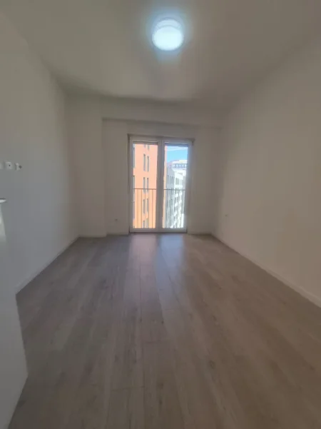Tirane, jepet me qera apartament 1+1 Kati 8, 400 € (Bulevardi i Ri)