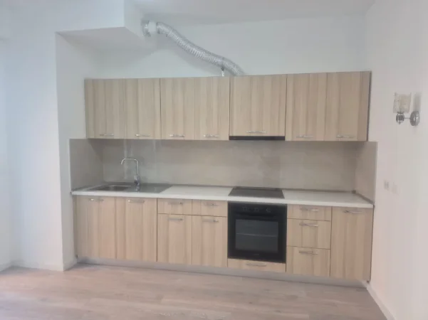 Tirane, jepet me qera apartament 1+1 Kati 8, 400 € (Bulevardi i Ri)