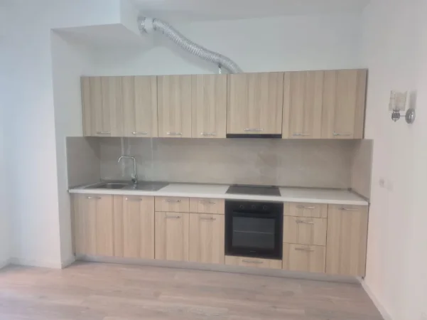 Tirane, jepet me qera apartament 1+1 Kati 8, 400 € (Bulevardi i Ri)