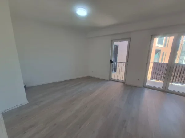 Tirane, jepet me qera apartament 1+1 Kati 8, 400 € (Bulevardi i Ri)