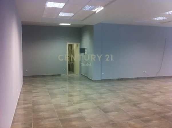 Tirane, jepet me qera ambjent biznesi Kati 1, 425 m² 4.500 € 