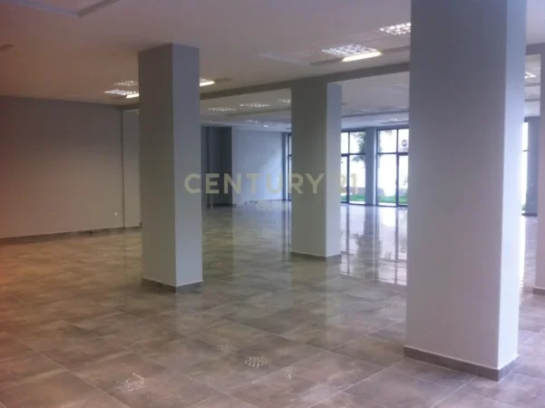 Tirane, jepet me qera ambjent biznesi Kati 1, 425 m² 4.500 € 