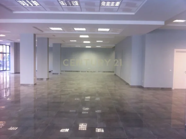 Tirane, jepet me qera ambjent biznesi Kati 1, 425 m² 4.500 € 