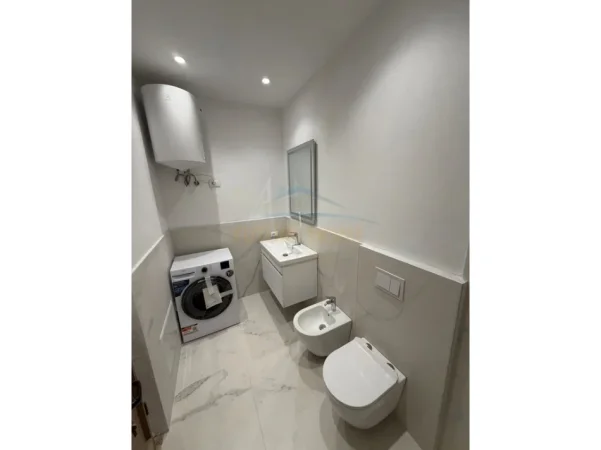 Tirane, jepet me qera apartament 1+1 Kati 7, 97 m² 550 € (Loni Ligori)