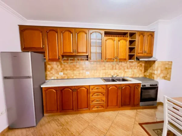 Tirane, jepet me qera apartament 2+1+Ballkon Kati 4, 100 m² 700 € 