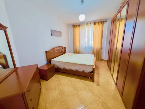 Tirane, jepet me qera apartament 2+1+Ballkon Kati 4, 100 m² 700 € 