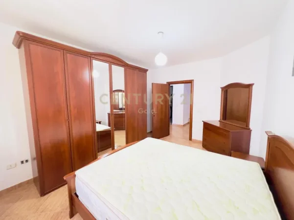 Tirane, jepet me qera apartament 2+1+Ballkon Kati 4, 100 m² 700 € 