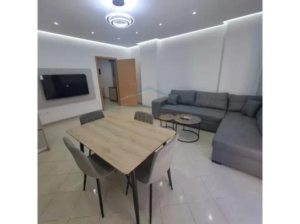 Tirane, jepet me qera apartament 2+1 Kati 3, 105 m² 580 € (Prane Shinjatarit)
