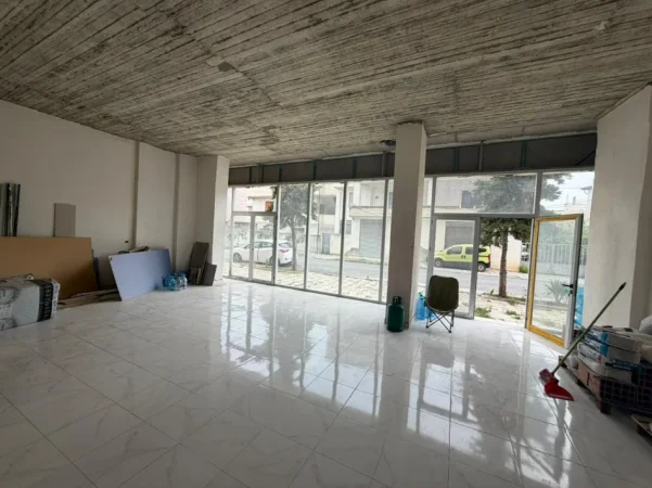 Durres, jepet me qera ambjent biznesi Kati 0, 80 m² 300 € (Vala Park)