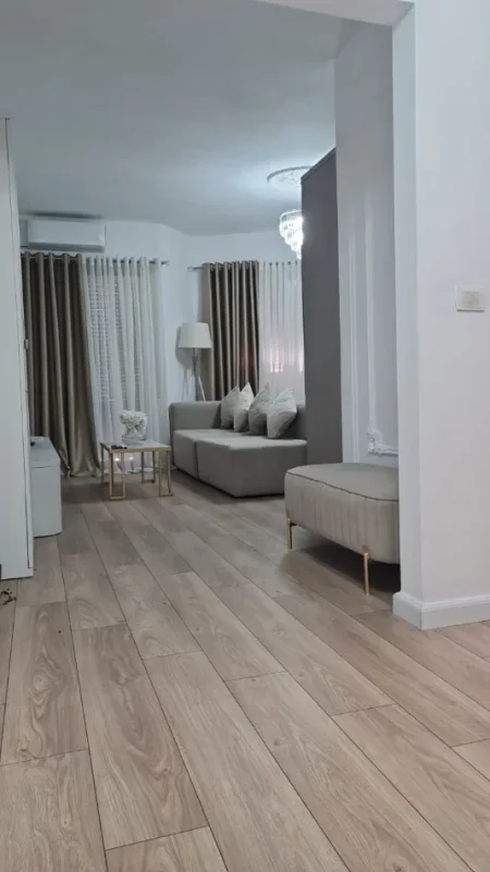 Durres, jepet me qera apartament 2+1 Kati 2, 700 € (Pranvera)