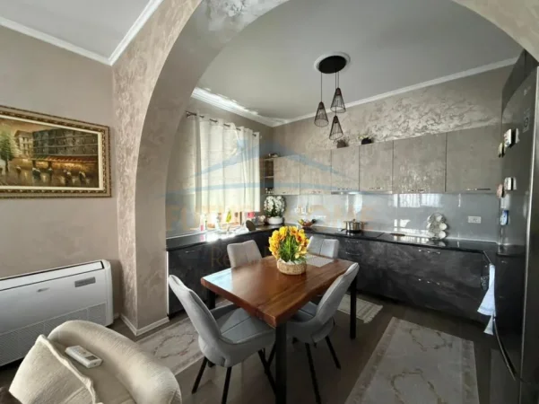 Tirane, shitet Vile 3 Katshe , 509 m² 330.000 € (Prush)