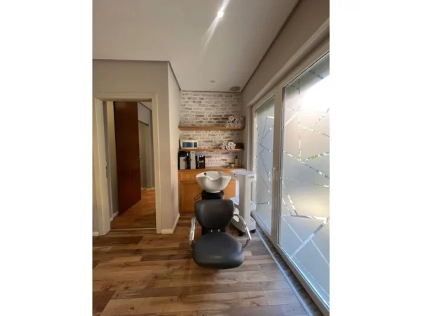 Tirane, jepet me qera ambjent biznesi Kati 1, 97 m² 1.500 € (Don Bosko)