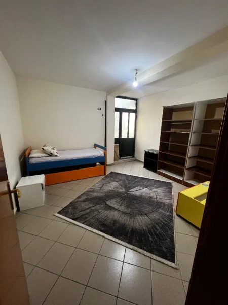 Tirane, jap me qera apartament 2+1 Kati 1, 80 m² 40.000 Lekë (Rruga Mihal Grameno)