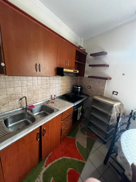 Tirane, jap me qera apartament 2+1 Kati 1, 80 m² 40.000 Lekë (Rruga Mihal Grameno)