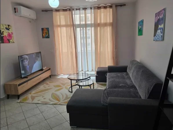 Tirane, jepet me qera apartament 1+1+Ballkon Kati 3, 65 m² 580 € (Prane Kika 1)