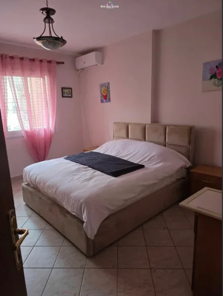 Tirane, jepet me qera apartament 1+1+Ballkon Kati 3, 65 m² 580 € (Prane Kika 1)