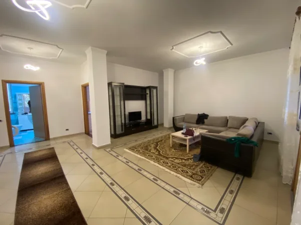 Tirane, jepet me qera apartament 3+1 Kati 3, 140 m² 500 € (Rruga Myslym Keta)