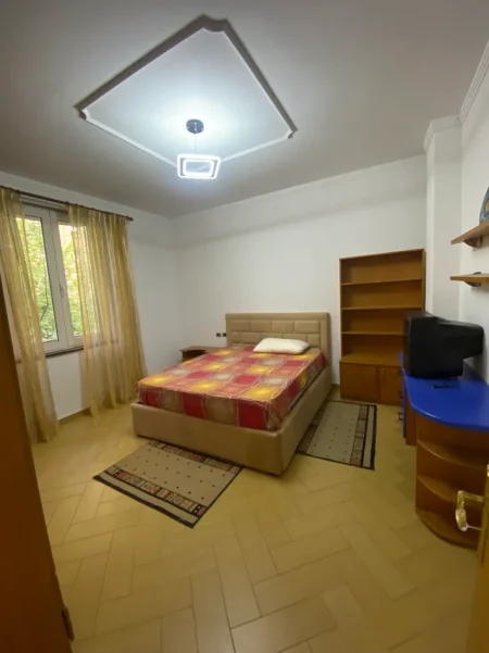 Tirane, jepet me qera apartament 3+1 Kati 3, 140 m² 500 € (Rruga Myslym Keta)