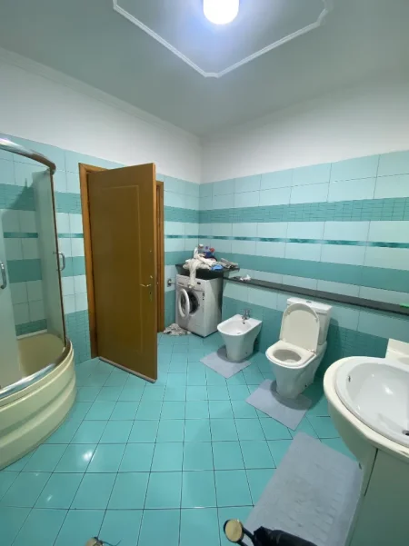 Tirane, jepet me qera apartament 3+1 Kati 3, 140 m² 500 € (Rruga Myslym Keta)