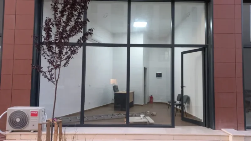 Tirane, jepet me qera zyre Kati 0, 28 m² 320 € (bulevardi i ri)