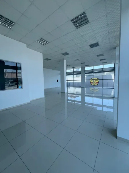 Tirane, jepet me qera dyqan Kati 0, 160 m² 1.200 € (MEZEZ FUSHE)
