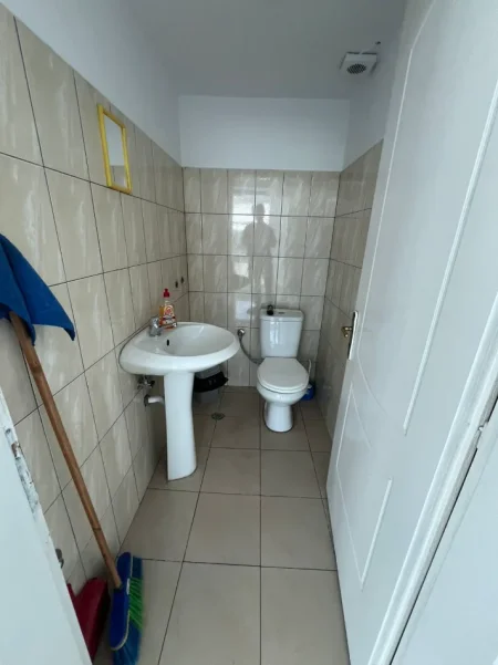 Tirane, jepet me qera dyqan Kati 0, 160 m² 1.200 € (MEZEZ FUSHE)
