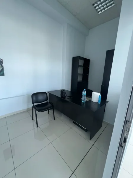 Tirane, jepet me qera dyqan Kati 0, 160 m² 1.200 € (MEZEZ FUSHE)