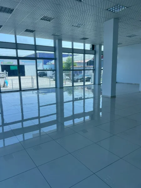 Tirane, jepet me qera dyqan Kati 0, 160 m² 1.200 € (MEZEZ FUSHE)