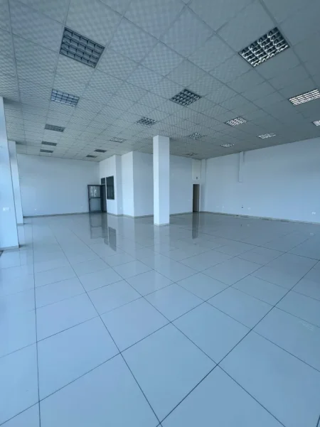 Tirane, jepet me qera dyqan Kati 0, 160 m² 1.200 € (MEZEZ FUSHE)