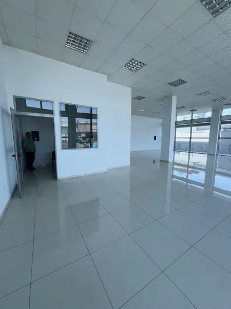 Tirane, jepet me qera dyqan Kati 0, 160 m² 1.200 € (MEZEZ FUSHE)