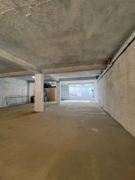 Tirane, jepet me qera magazine Kati -1, 150 m² 600 € (MEZEZ FUSHE)