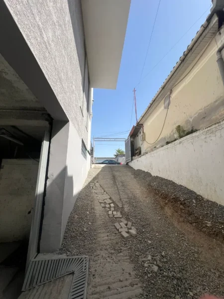 Tirane, jepet me qera magazine Kati -1, 150 m² 600 € (MEZEZ FUSHE)