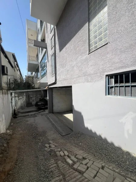 Tirane, jepet me qera magazine Kati -1, 150 m² 600 € (MEZEZ FUSHE)