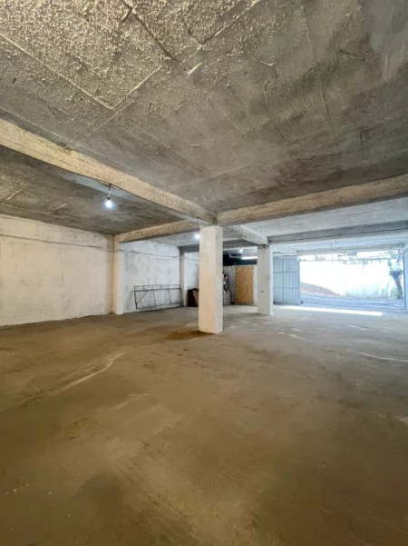 Tirane, jepet me qera magazine Kati -1, 150 m² 600 € (MEZEZ FUSHE)