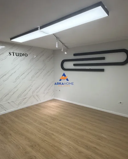 Tirane, jepet me qera dyqan Kati 0, 32 m² 577 € 