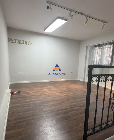 Tirane, jepet me qera dyqan Kati 0, 32 m² 577 € 