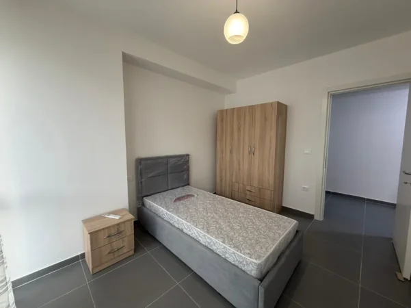 Tirane, jepet me qera apartament 3+1 , (5 MAJI)
