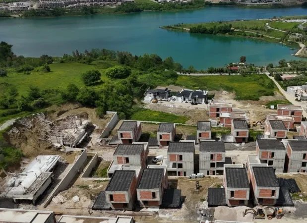 Tirane, shitet Vile 3 Katshe Kati 0, 257 m² 550.000 € (Liqeni i Farkes)