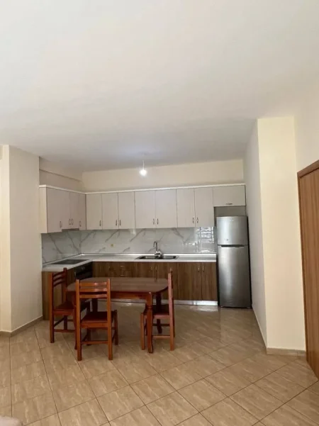 Tirane, jepet me qera apartament 1+1+Ballkon Kati 4, 77 m² 470 € (kodra e diellit)