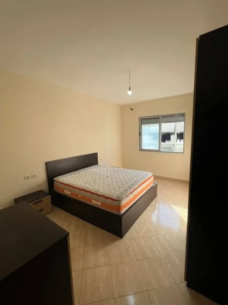 Tirane, jepet me qera apartament 1+1+Ballkon Kati 4, 77 m² 470 € (kodra e diellit)
