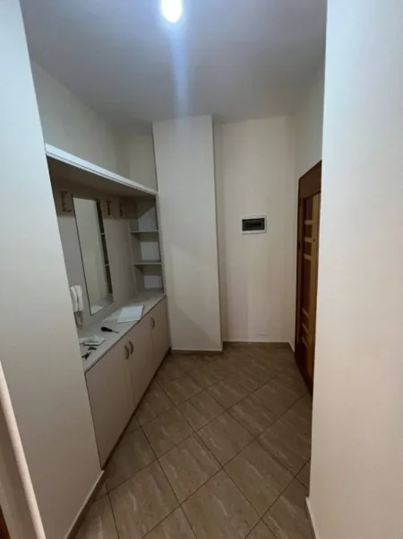 Tirane, jepet me qera apartament 1+1+Ballkon Kati 4, 77 m² 470 € (kodra e diellit)