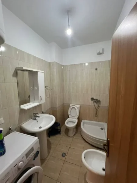 Tirane, jepet me qera apartament 1+1+Ballkon Kati 4, 77 m² 470 € (kodra e diellit)