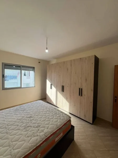 Tirane, jepet me qera apartament 1+1+Ballkon Kati 4, 77 m² 470 € (kodra e diellit)