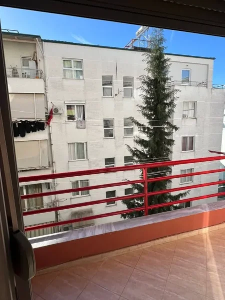 Tirane, jepet me qera apartament 1+1+Ballkon Kati 4, 77 m² 470 € (kodra e diellit)