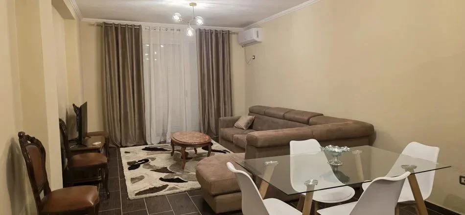 Tirane, jepet me qera apartament 2+1+Ballkon Kati 6, 120 m² 520 € (YZBERISHT)