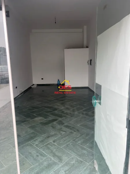 Vlore, jepet me qera ambjent biznesi Kati 0, 42 m² 350 € (Rruga Mato Robi)
