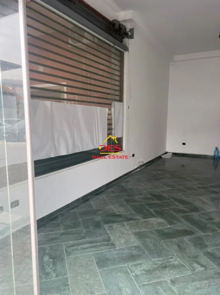 Vlore, jepet me qera ambjent biznesi Kati 0, 42 m² 350 € (Rruga Mato Robi)