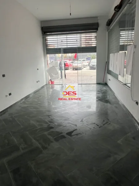 Vlore, jepet me qera ambjent biznesi Kati 0, 42 m² 350 € (Rruga Mato Robi)